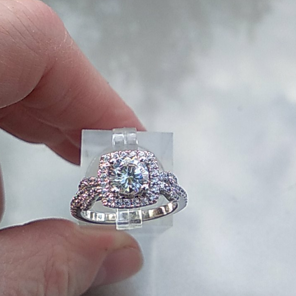 New 1.90 ctw halo engagement ring - Picture 4 of 8